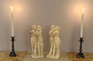 Coppia di gruppi scultorei in terraglia smaltata bianca, area napoletana, XIX secolo.